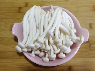 白玉菇鸡蛋汤, 新鲜白玉菇洗干净。