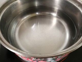 白玉菇鸡蛋汤,锅内放适量的清水。
