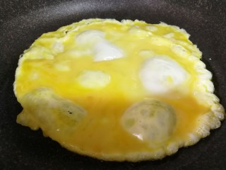 白玉菇鸡蛋汤,然后倒入蛋液摊成薄饼。