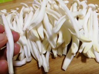 白玉菇鸡蛋汤,白玉菇如果太大的话，可以撕成小条或者切段。