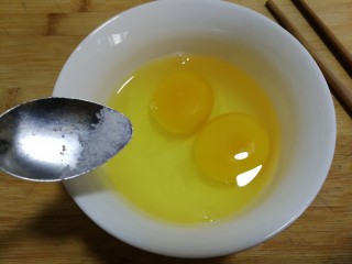 白玉菇鸡蛋汤,鸡蛋放入一点点的盐，用筷子搅打均匀。