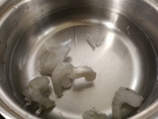 白玉菇鸡蛋汤,接着放入虾仁。没有解冻完全也可以放入虾仁，主要用来提鲜。