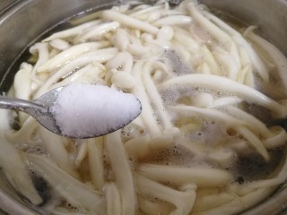 白玉菇鸡蛋汤,汤水烧开后放一勺盐。