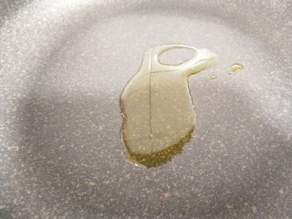 白玉菇鸡蛋汤,平底锅放少许的油。