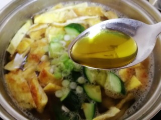 白玉菇鸡蛋汤,最后放适量的橄榄油。