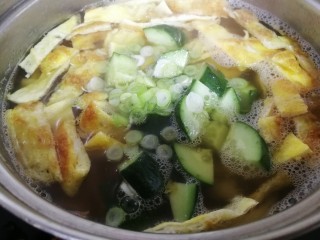 白玉菇鸡蛋汤,放入黄瓜块儿，葱花，煮两分钟。