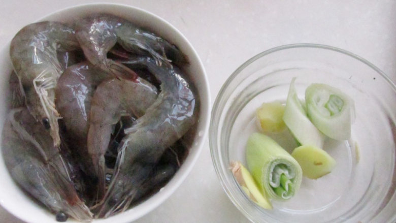 干锅白菜虾,把虾去掉虾毛和虾枪，葱姜切片