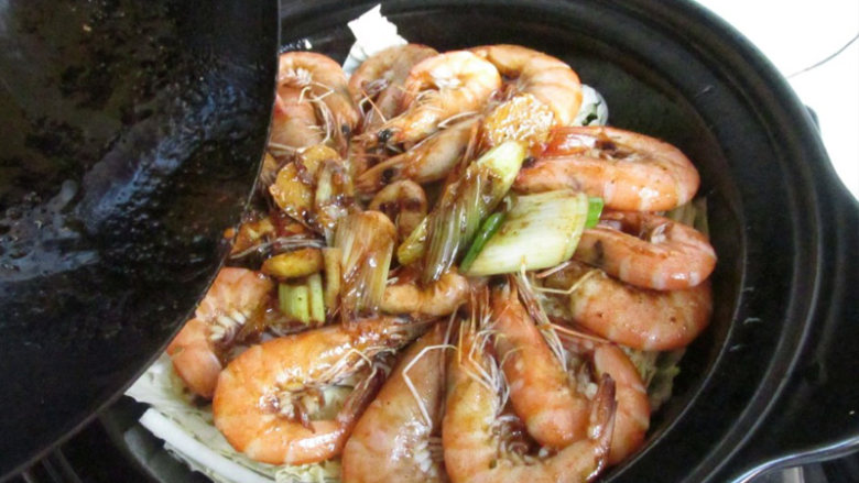 干锅白菜虾,把虾摆到白菜上，把汤汁一起倒入，盖上盖子，开小火慢炖，白菜在这个过程中会出水，所以不用额外加水，干锅的魅力所在，熟透即可
