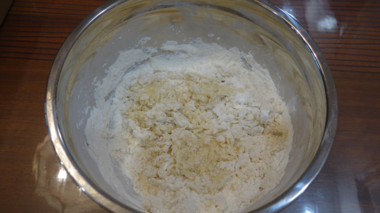 奶香刀切小馒头,融化了酵母的牛奶倒入面粉里，加白糖，再放一小茶匙（约两克）的盐，先用筷子搅拌成絮状。