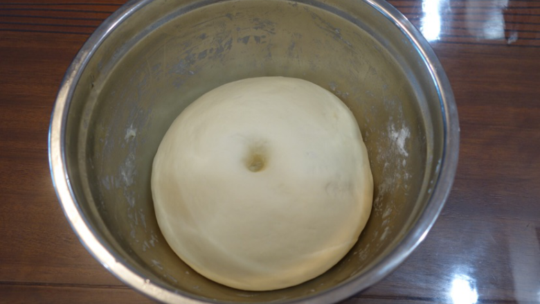 奶香刀切小馒头,揉好的面团蒙上保鲜膜，在温暖处发酵一个小时至面团两倍大