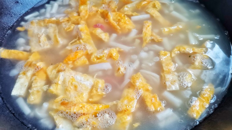 白玉菇鸡蛋汤,煮沸。