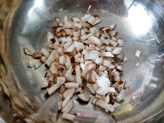 香菇鸡蛋饼,香菇洗净切碎倒入碗中