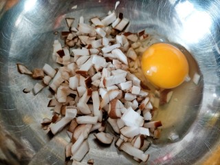 香菇鸡蛋饼,磕一枚鸡蛋