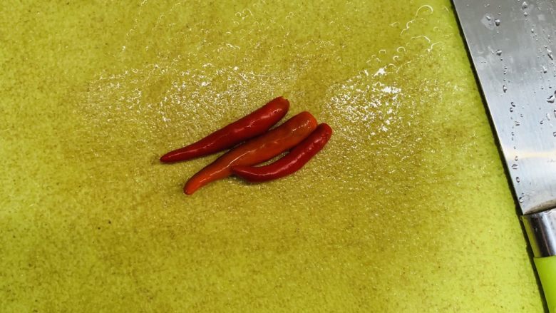 素炒碎豆角,红辣椒去梗洗净。