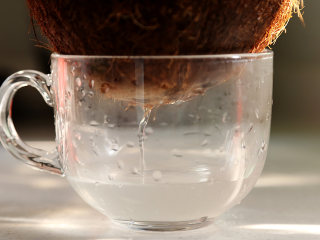 椰子炖鸡,椰子洗干净外壳后，用筷子或尖锐的器物在两个眼上扎穿，倒扣在杯子上放出里面的水； 