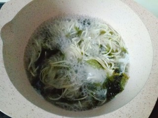 云吞面,锅中加入适量清水煮开，放入紫菜和龙须面煮熟
