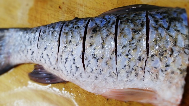 红烧草鱼,把鱼两面切几刀，烧的时候容易入味。