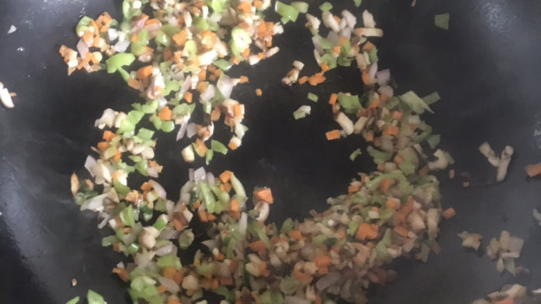 脆皮日本豆腐,再下入胡萝卜，香菇，青椒，洋葱丁翻炒均匀