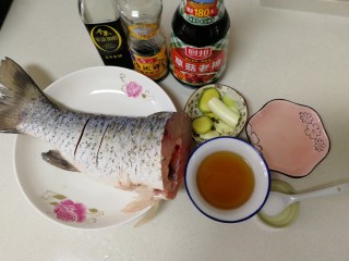 红烧草鱼,准备好调料，生姜3片，葱白两段，蒜4瓣拍碎，一捏花椒粒。