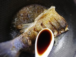 红烧草鱼,浇上一勺生抽。