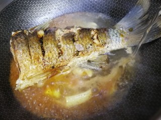 红烧草鱼,加入开水。