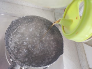 排骨冬瓜汤,锅内煮适量清水，水开后加少许料酒