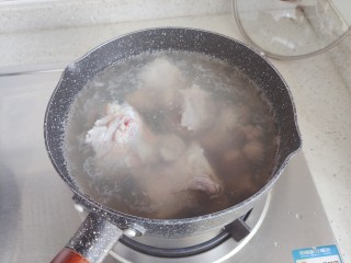 排骨冬瓜汤,将洗好的排骨放入，大火煮六七分钟