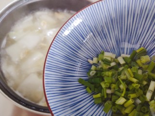 排骨冬瓜汤,加入小葱，搅拌均匀即可