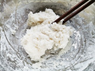 软糯香甜的多芒小丸子,用筷子搅拌成絮状，