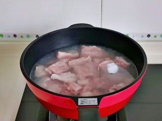 排骨焖面,焯水：冷水下锅，大火烧开煮2-3分钟，捞出用冷水反复冲洗，淋干水分备用。