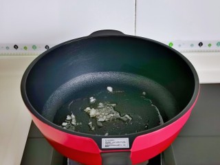 排骨焖面,起油锅，加入冰糖，小火炒化。