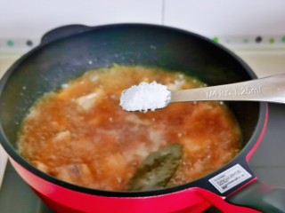 排骨焖面,20分钟后排骨酥烂，按个人口味加入盐，盛出一碗汤。