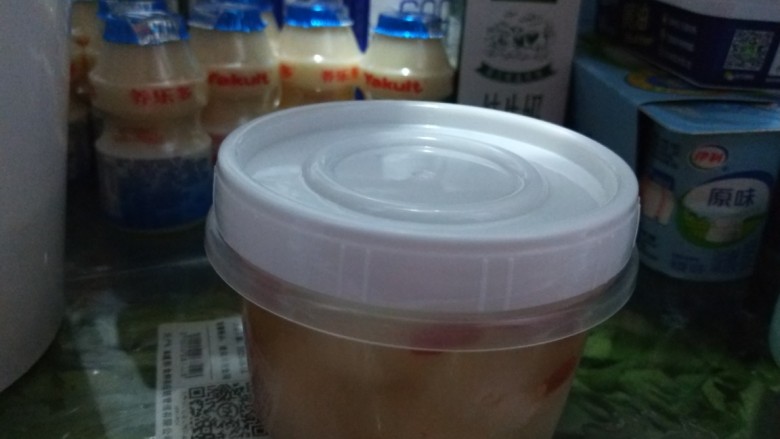荔枝罐头,盖好放冰箱保鲜。