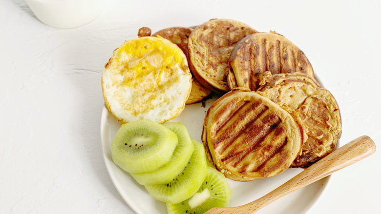 核桃红枣花生酱松饼（松饼粉版）,搭配点纯奶和水果，开启早餐模式