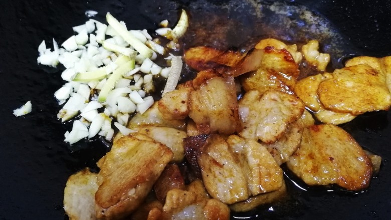 干锅千叶豆腐,放入姜和蒜。