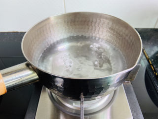 荔枝罐头,锅中加入600ml的饮用水大火烧开（水量根据个人喜好选择）