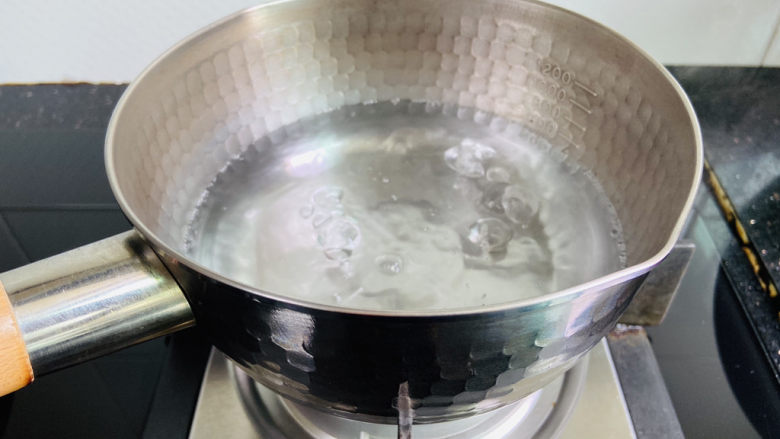 荔枝罐头,锅中加入600ml的饮用水大火烧开（水量根据个人喜好选择）