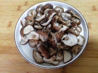 减脂系#香菇荷兰豆鸡肉肠#,香菇选择小一点的放在水中焯熟捞出控干水备用。