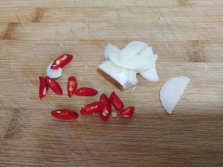 减脂系#香菇荷兰豆鸡肉肠#,小红椒切段，蒜切薄片。