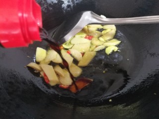 减脂系#香菇荷兰豆鸡肉肠#,放入食量的酱油，继续翻炒入味儿。