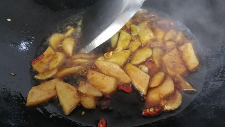 减脂系#香菇荷兰豆鸡肉肠#,炒的鸡肉肠上色，出香味。