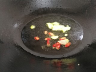 减脂系#香菇荷兰豆鸡肉肠#,有葱花小辣椒。
