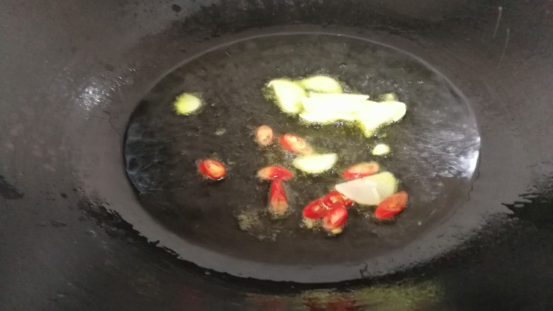 减脂系#香菇荷兰豆鸡肉肠#,有葱花小辣椒。