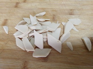 减脂系#香菇荷兰豆鸡肉肠#,半根鸡肉肠切片。