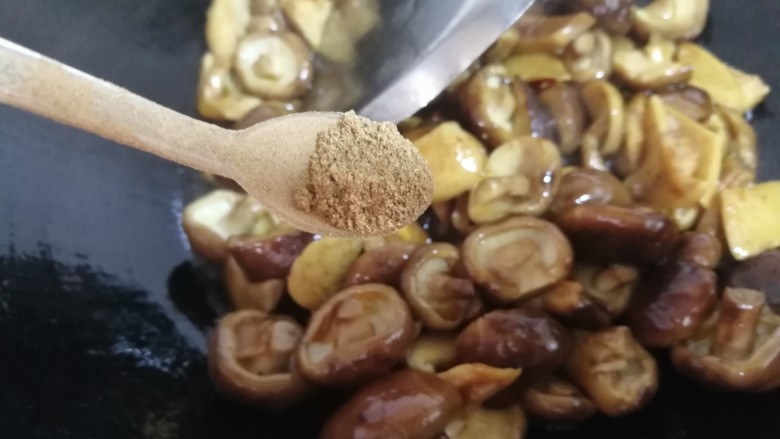 减脂系#香菇荷兰豆鸡肉肠#,放半小勺13香。