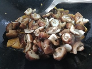 减脂系#香菇荷兰豆鸡肉肠#,然后放入香菇炒几下。