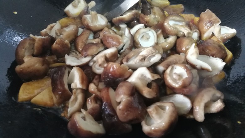 减脂系#香菇荷兰豆鸡肉肠#,然后放入香菇炒几下。
