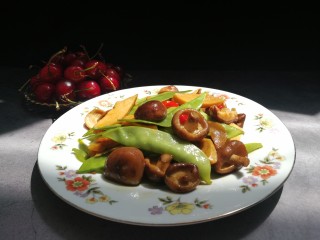 减脂系#香菇荷兰豆鸡肉肠#,色艳丽，味道鲜美，低热量，健康小炒。