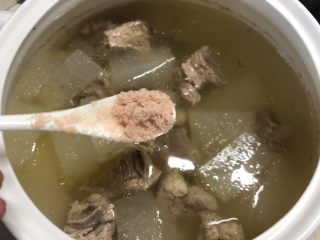 排骨冬瓜汤,吃前加入适量的盐调味，原汁原味的吃法，只加盐就可以了