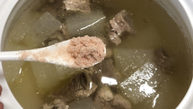 排骨冬瓜汤,吃前加入适量的盐调味，原汁原味的吃法，只加盐就可以了
